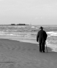 Foto anziano in spiaggia