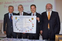 Claudio Casadio mostra il patto appena siglato